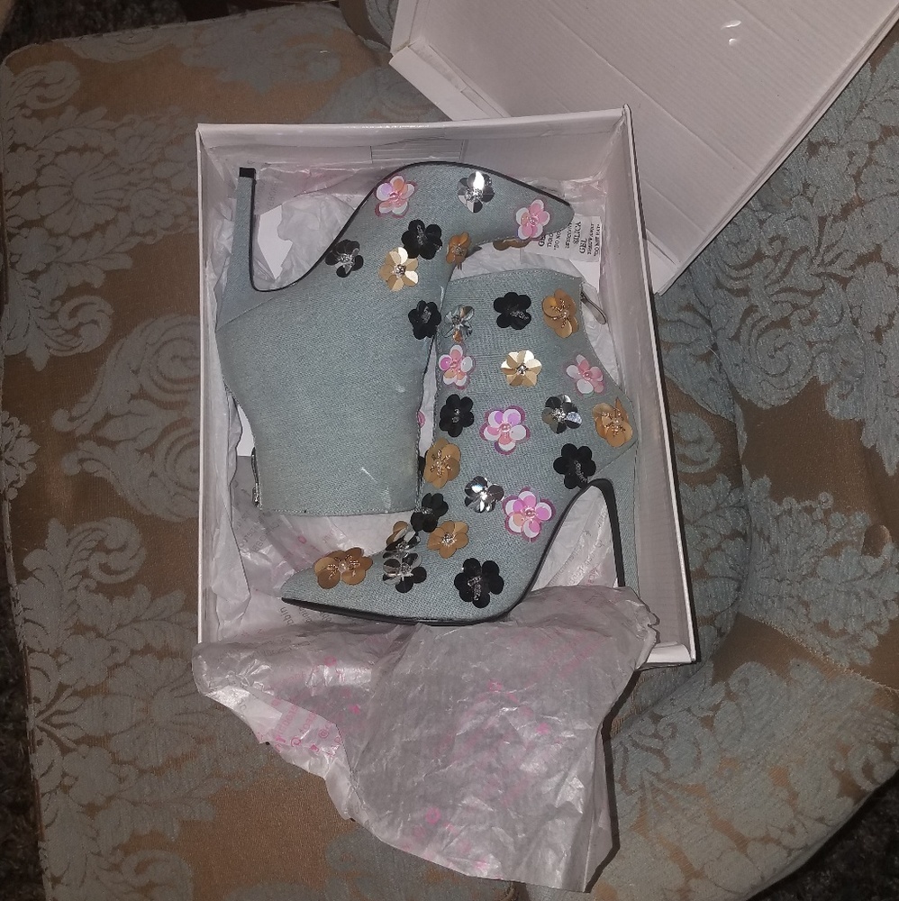 Sequin flowers denim bootie , very Anthropologie - Picture 2 of 8